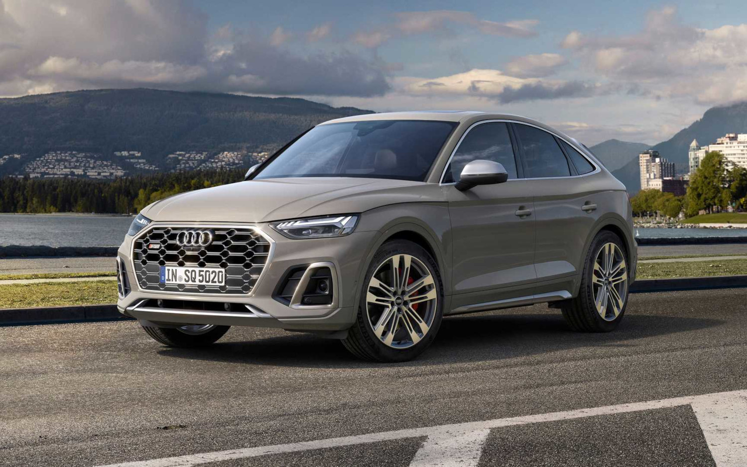 Comparison Audi SQ5 Sportback 2021 vs Renault Scenic Vision 2024